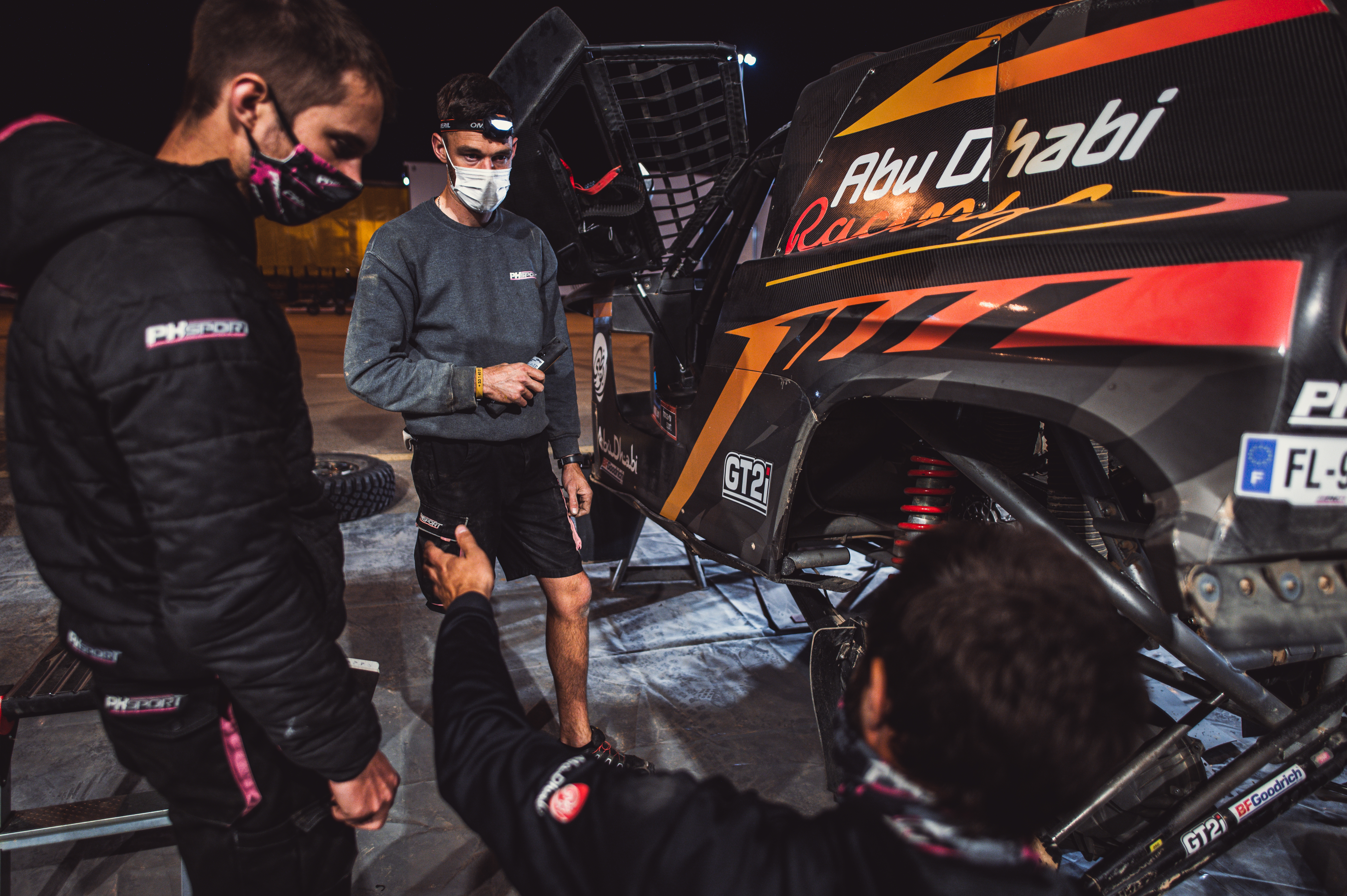 CL16-Contacts-Fans-2